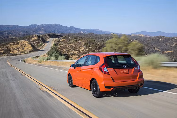 Phía sau xe, cụm đèn hậu không thay đổi kèm theo cánh lướt gió đậm tính thể thao cho chiếc xe cỡ nhỏ này, bộ mâm la-zăng hợp kim 16 inch đa chấu màu đen. Gương chiếu hậu bên ngoài tích hợp đèn báo rẽ xi-nhan.