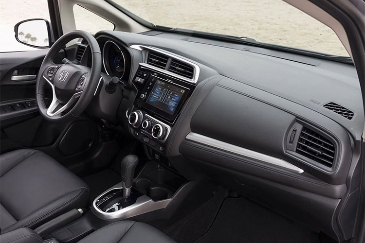 Tại thị trường Mỹ, Honda Jazz 2019 được chia thành 4 bản trang bị, bao gồm LX, Sport, EX và EX-L cao cấp. Xe có những trang bị tiêu chuẩn như camera lùi, kết nối Bluetooth, đèn pha tự động bật/tắt và đèn hậu LED. Từ bản Sport trở lên, xe có thêm màn hình thông tin giải trí cảm ứng 7 inch tương thích Apple CarPlay và Android Auto.