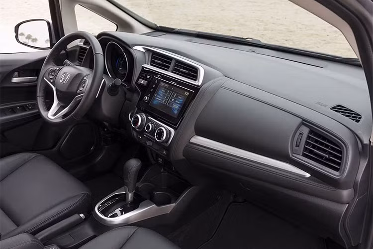 Tại thị trường Mỹ, Honda Jazz 2019 được chia thành 4 bản trang bị, bao gồm LX, Sport, EX và EX-L cao cấp. Xe có những trang bị tiêu chuẩn như camera lùi, kết nối Bluetooth, đèn pha tự động bật/tắt và đèn hậu LED. Từ bản Sport trở lên, xe có thêm màn hình thông tin giải trí cảm ứng 7 inch tương thích Apple CarPlay và Android Auto.