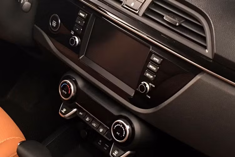 Bảng điều khiển trung tâm xuất hiện màn hình cảm ứng cỡ lớn, đi cùng các trang bị hiện đại như nút bấm khởi động đi kèm chìa khóa thông minh và điều hòa tự động. Ghế ngồi trên xe được bọc da màu nâu với thiết kế ôm lưng thể thao hơn.