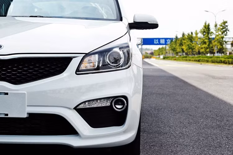 So với phiên bản hatchback vừa ra mắt tại châu Âu, Kia Rio sedan có thiết kế đầu xe không hoàn toàn giống như ở thế hệ trước, thay vào đó hãng xe Hàn Quốc phát triển riêng ngôn ngữ thiết kế mới, nhằm mang lại nhiều lựa chọn hơn cho khách hàng.