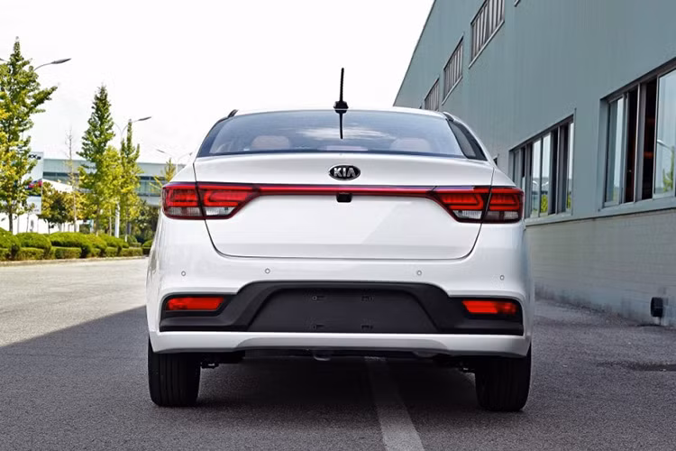 Phần đuôi xe được trang bị đèn dạng LED với các họa tiết hiện đại và đẹp mắt. Tuy nhiên trên mũi xe vẫn còn xuất hiện phần ăng-ten lồi ra ngoài chứ chưa được giấu chìm dưới kính sau như các dòng xe hiện nay.