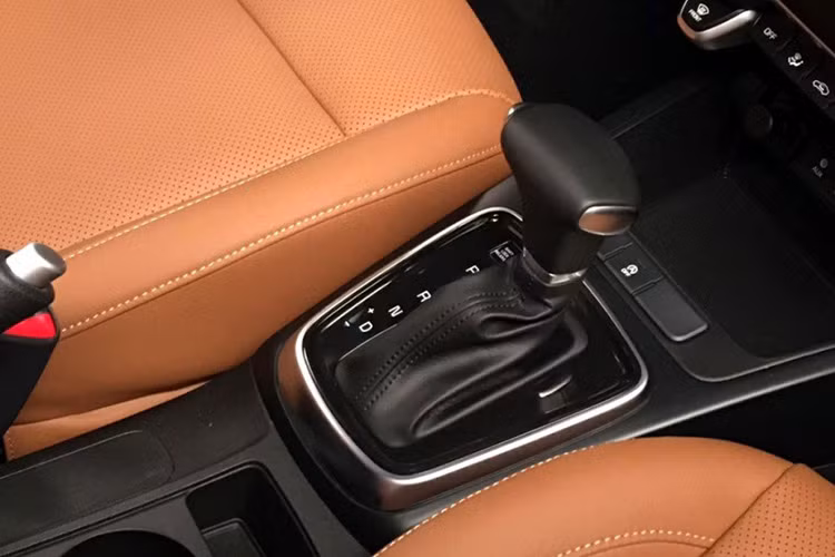 Ngoài nội thất và thiết kế thân xe, hãng xe Kia vẫn chưa công bố thông tin chính thức thức cho Rio sedan 2017, nhưng dự kiến xe sẽ trang bị động cơ 4 xi lanh, hút khí tự nhiên, dung tích 1.4 và 1.6 lít.