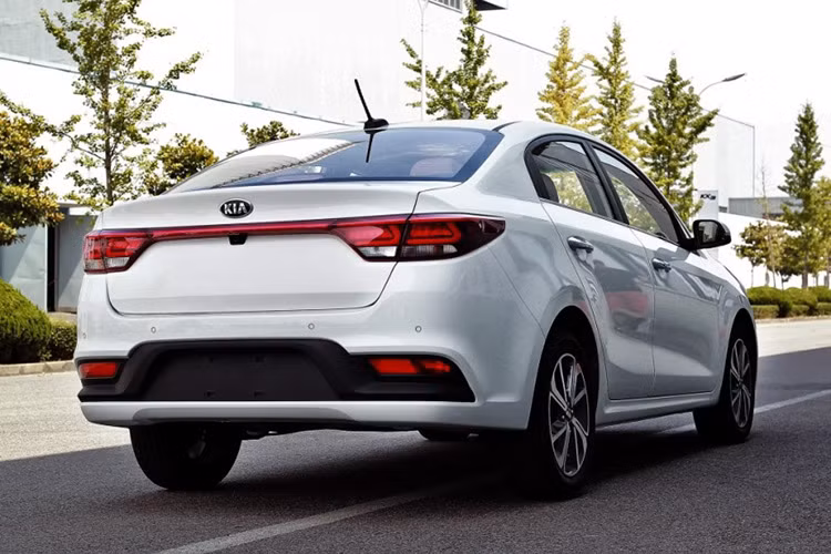 Cụ thể lưới tản nhiệt được thiết kế cách điệu, cản trước với phong cách thể thao, đèn pha hiện đại với đèn pha dạng thấu kính, đèn LED ban ngày được đặt tách biệt ở khu vực đèn sương mù.