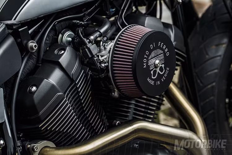 Trên khối động cơ V-Twin 60 dung tích 942 phân khối của chiếc Yamaha XV950 đã được độ lại một số chi tiết giúp cho chiếc xe mạnh mẽ hơn.