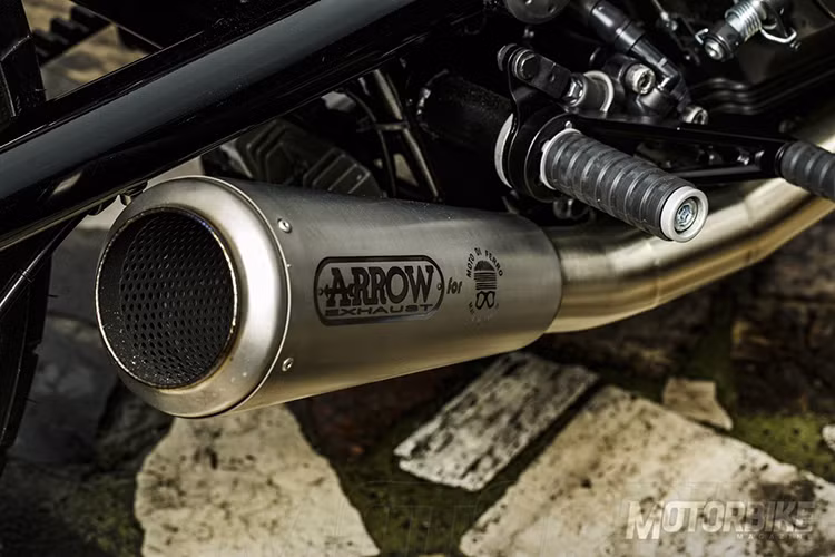 Hệ thống ống xả lon ngắn, hàng hiệu từ Arrow được lựa chọn để độ không chỉ mang lại âm thanh đầy kích thích, cuốn hút mà còn tăng thêm 3 mã lực cho khối động cơ V-Twin của hãng xe Yamaha, Nhật Bản.