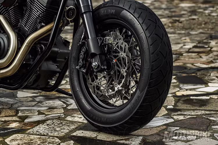 Lốp xe bản lớn là một lợi thế của XV950, nhưng khi được thay đổi sang kết cấu mới, Marco lựa chọn sử dụng lốp nhỏ hơn để đảm bảo khả năng vận hành tốt hơn trên hình thể một chiếc xe tốc độ, hơn là tập trung cho sự êm ái trên đường trường.