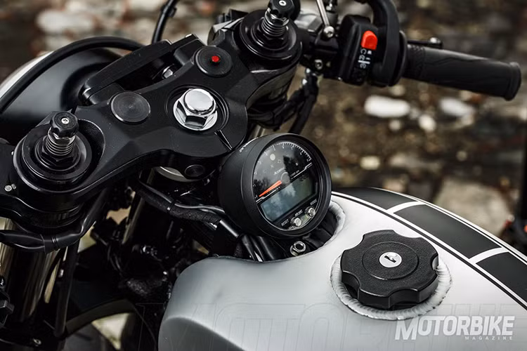 Nguyên mẫu "Speed Iron" được lấy ý tưởng từ niềm đam mê tốc độ của Marco. Ý tưởng hình thành trên nền tảng một chiếc cruiser hướng Marco tới quyết định lựa chọn phong cách Street Bobber Racing trên XV950, nhưng không quá cực đoan, để chỉ chinh phục những khúc cua vào dịp cuối tuần.