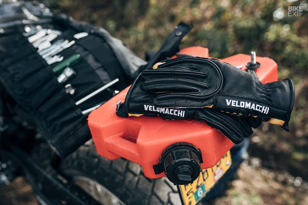 Động cơ nguyên bản đã thừa sức mạnh cần thiết nên Kevin chỉ mở rộng pô e một chút. Hệ thống xả phải được nâng cao hơn để có thể vượt qua các địa hình xấu. “Chúng tôi cần một ống pô không chỉ thẩm mỹ mà còn bộc lộ được âm thanh động cơ. Ngoài ra nó còn phải nhẹ”, Kevin cho hay.