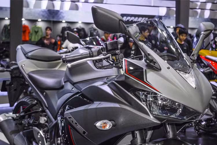 Thiết kế của mẫu xe môtô thể thao cỡ nhỏ mới này vẫn mang phong cách đầy mạnh mẽ và thể thao, mang những đặc tính "R-DNA" của các dòng superbike Yamaha lớn hơn. thiết kế xe vẫn không thay đổi với các đặc trưng như đèn pha kép "mắt xếch" hay các mảng thân xe góc cạnh.