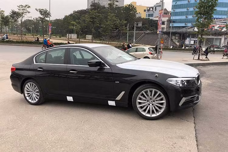 Còn chưa đầy 10 ngày nữa, BMW sẽ chính thức được Thaco nắm quyền phân phối chính hãng tại Việt Nam. Việc chiếc xe sang BMW 5-Series 2017 thế hệ mới xuất hiện tại Hà Nội khiến nhiều người nghĩ đây chính là chiếc xe được phân phối chính hãng, tuy nhiên thực chất chỉ là chiếc 530i nhập về phục vụ cho Đại Sứ Quán tại Việt Nam.