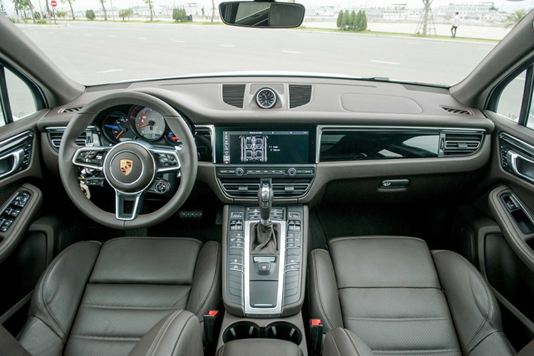 Nội thất Macan mới được tinh chỉnh lại với màn hình cảm ứng 10,9 inch mới (trước dùng 7,2 inch) có tính năng ra lệnh bằng giọng nói, tích hợp hệ thống Quản Lý Liên Lạc mới của Porsche (PCM). Nếu chưa hài lòng với vô-lăng tiêu chuẩn, người dùng có thể chọn vô-lăng thể thao GT đang sử dụng trên dòng 911 tăng thêm chất thể thao. 