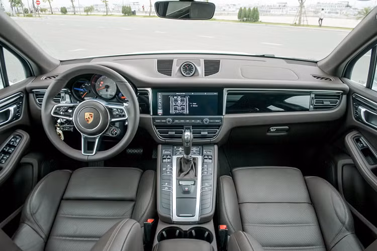 Nội thất Macan mới được tinh chỉnh lại với màn hình cảm ứng 10,9 inch mới (trước dùng 7,2 inch) có tính năng ra lệnh bằng giọng nói, tích hợp hệ thống Quản Lý Liên Lạc mới của Porsche (PCM). Nếu chưa hài lòng với vô-lăng tiêu chuẩn, người dùng có thể chọn vô-lăng thể thao GT đang sử dụng trên dòng 911 tăng thêm chất thể thao. 