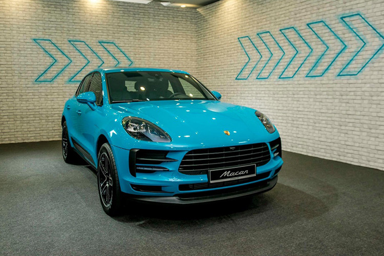 Giá xe Porsche Macan 2019 của Chi Dân được bán chính hãng với mức giá khởi điểm 3,1 tỷ đồng cho bản tiêu chuẩn và 3,6 tỷ đồng cho phiên bản Porsche Macan S 2019. Chiếc SUV hạng sang Porsche Macan 2019 của Chi Dân có ngoại thất mang tông màu xanh nước biển. Biển số xe cũng đẹp mắt với biển cặp 40.