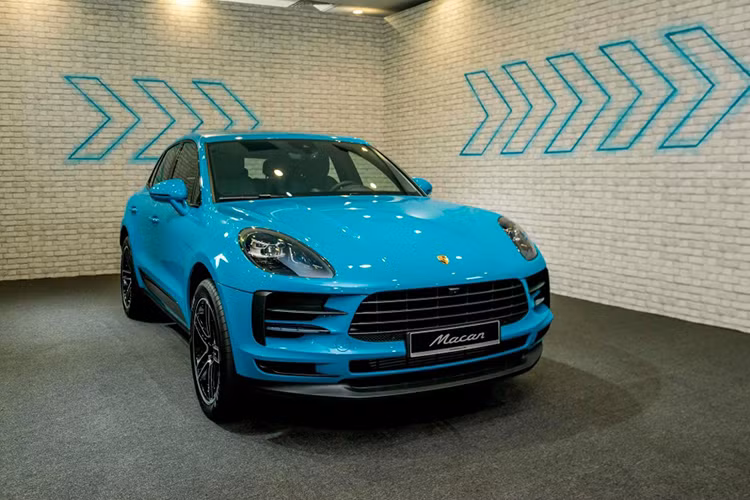 Giá xe Porsche Macan 2019 của Chi Dân được bán chính hãng với mức giá khởi điểm 3,1 tỷ đồng cho bản tiêu chuẩn và 3,6 tỷ đồng cho phiên bản Porsche Macan S 2019. Chiếc SUV hạng sang Porsche Macan 2019 của Chi Dân có ngoại thất mang tông màu xanh nước biển. Biển số xe cũng đẹp mắt với biển cặp 40.