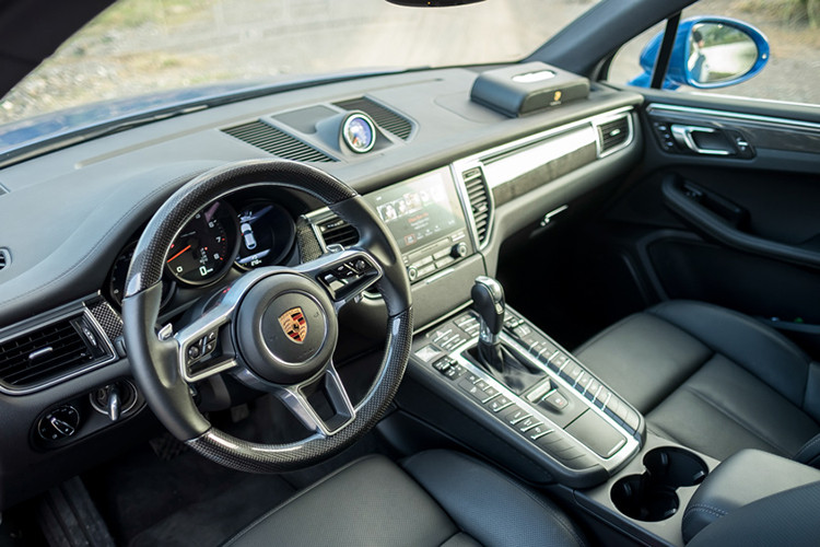 Là mẫu SUV đậm chất thể thao, Porsche Macan 2019 mới được trang bị nhiều hệ thống hỗ trợ vận hành như: hệ thống Quản Lý Hợp Lực Kéo Porsche (PTM), Điều Phối Lực Kéo Vector Porsche (PTV Plus), hệ thống treo chủ động (PASM) sử dụng các bộ giảm xóc thích ứng,...