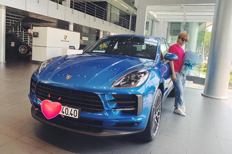 Phiên bản Porsche Macan mới tại Việt Nam mà Chi Dân vừa "tậu" được trang bị đầy đủ những cải tiến mới nhất như đèn hậu LED ở phía sau kéo dài mới tương tự Cayenne thế hệ mới. Nếu ‘’tiền không thành vấn đề’’, các bác có thể mua thêm gói Hệ Thống Đèn Năng Động Cao Cấp (PDLS Plus) tăng khả năng chiếu sáng hiệu quả với khả năng điều chỉnh ánh sáng theo từng tình huống...