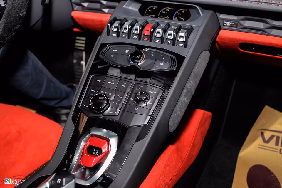 Trong khi bảng táp lô chỉ còn cửa gió điều hòa. Khu vực điều khiển trung tâm có nhiều nút bấm cơ học, điều chỉnh các hệ thống trên xe.