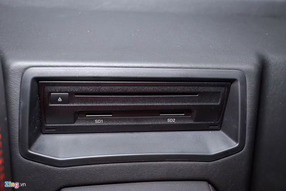 Đầu đĩa và khe đọc thẻ nhớ nằm chính giữa phía sau ghế lái và hành khách. Lamborghini cung cấp cho khách hàng nhiều tùy chọn, với các chi tiết cá tính hóa riêng.