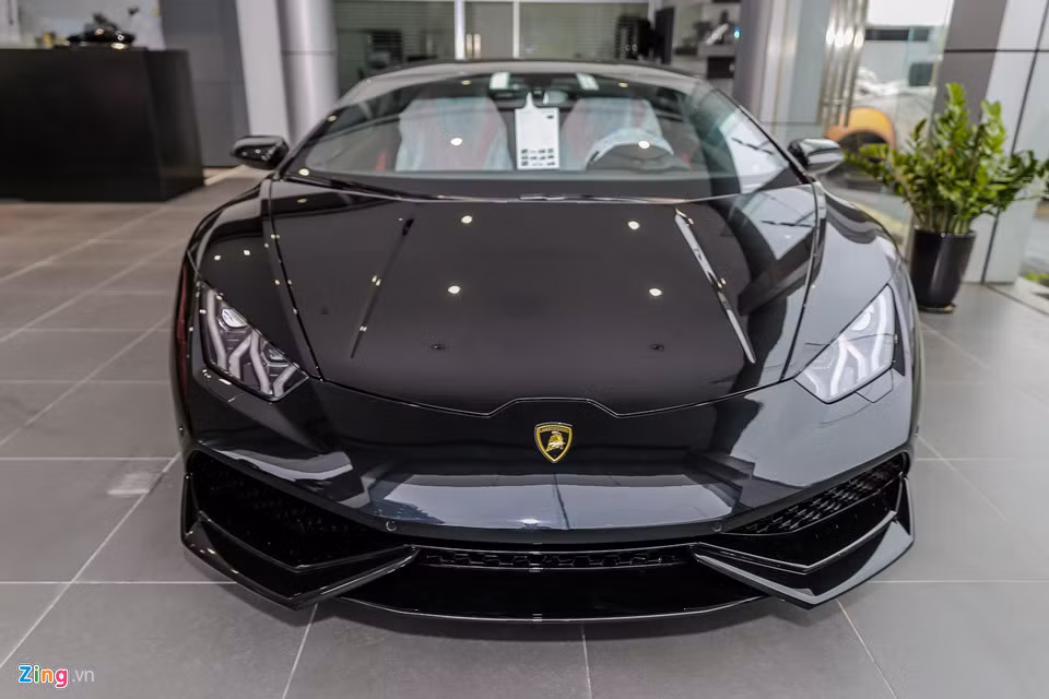 Ra mắt tại triển lãm Geneva từ năm 2014, tuy nhiên số lượng Lamborghini Huracan LP610-4 về Việt Nam không nhiều. Đây là siêu xe đầu tiên mang màu sơn đen bóng được đưa về, trong khi màu đỏ và màu xanh lam đã về nước từ tháng 10.