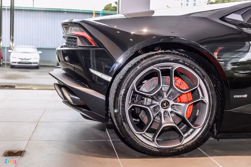 Siêu xe Huracan LP610-4 này trang bị bộ la-zăng hợp kim màu xám kích thước 20 inch, cùng với đó là bộ phanh đĩa gốm-carbon hiệu suất cao. 