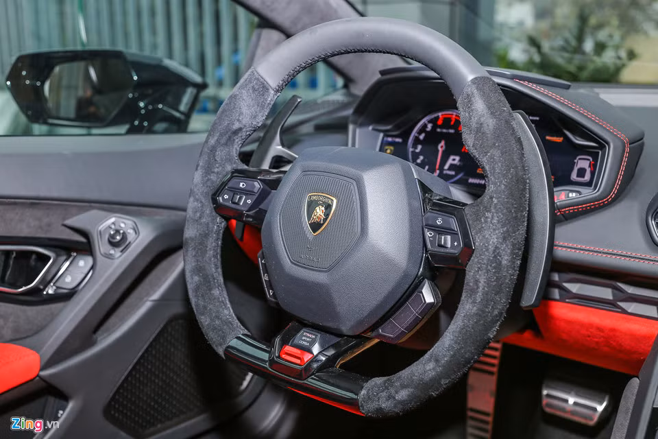 Trên vô lăng tích hợp các nút bấm cho hệ thống đèn xi-nhan, gạt mưa, điều khiển hệ thống thông tin và công tắc lựa chọn chế độ lái màu đỏ. Siêu xe này có 3 chế độ lái thiết lập sẵn gồm Strada, Sport và Corsa.