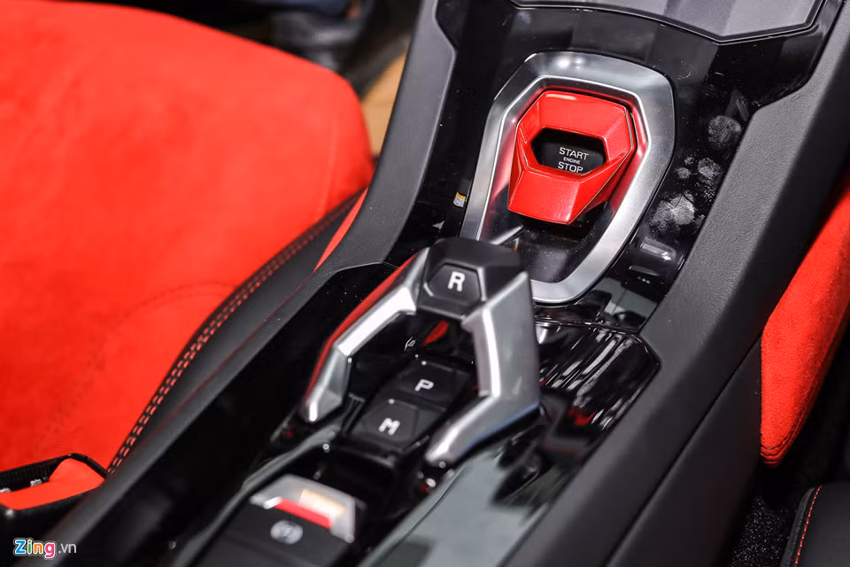 Nút bấm khởi động động cơ được đặt bên dưới lẫy bảo vệ, lấy cảm hứng thiết kế từ nút bấm khai hỏa của máy bay chiến đấu. Xe sử dụng cần số điện tử, phanh tay điện tử.