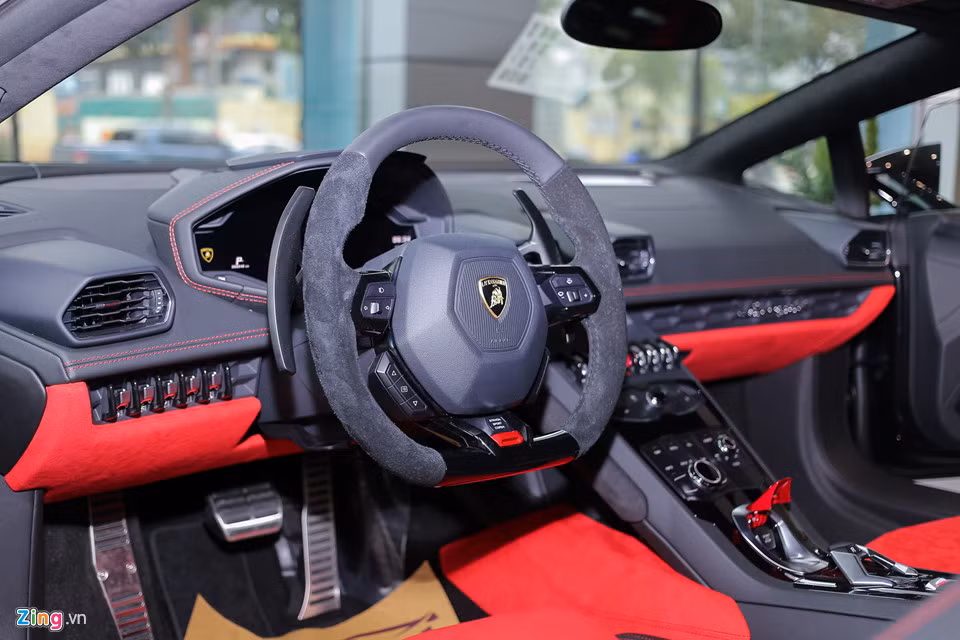 Vô lăng bọc một phần chất liệu da lộn, tích hợp lẫy chuyển số to. Bên phía trái vô lăng có nhiều nút điều khiển các chế độ của hệ thống đèn, thay vì tích hợp trên vô lăng như nhiều dòng xe khác.