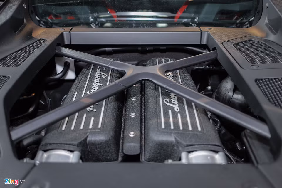 Lamborghini Huracan LP610-4 trang bị động cơ nạp khí tự nhiên V10, dung tích 5,2 lít mới, nâng cấp cỗ máy dùng cho Gallardo trước đây, cho công suất tối đa 610 mã lực tại 8.250 vòng/phút và mô-men xoắn cực đại 560 Nm từ 6.500 vòng/phút. Siêu xe này có thể tăng tốc 0-100 km/h trong 3,2 giây, 0-200 km/h trong 9,9 giây và đạt vận tốc tối đa 325 km/h.