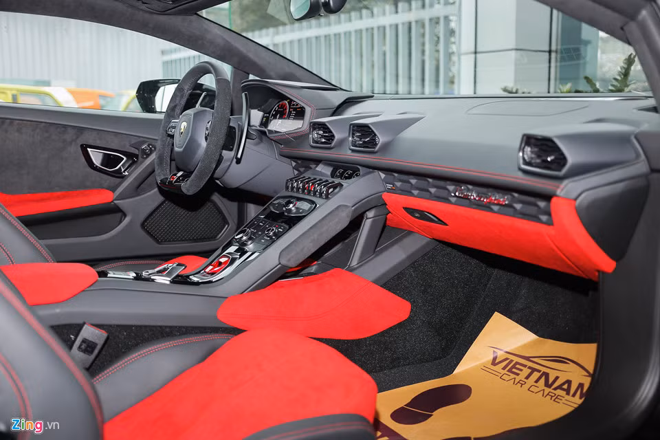 Không gian nội thất của chiếc Huracan LP610-4 chính hãng này được phối màu đen-đỏ thể thao, sử dụng chất liệu da cao cấp và da lộn.