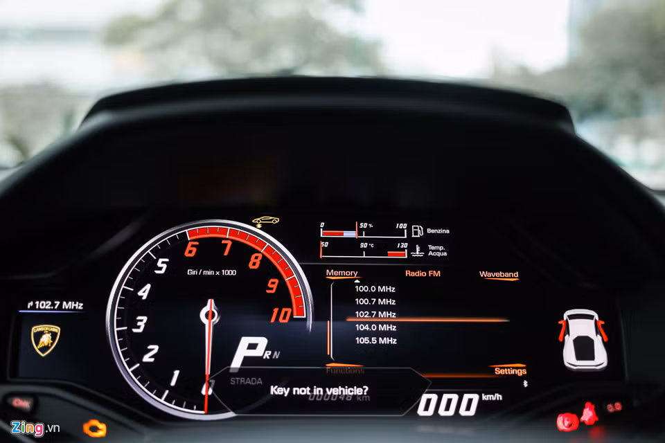 Màn hỉnh hiển thị dạng điện tử kích thước lớn phía sau vô lăng. Mọi thông tin về chiếc xe đều xuất hiện tại đây. 