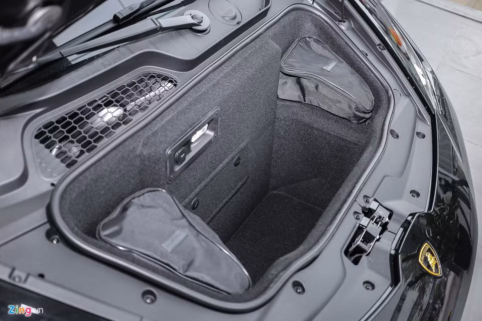 Cốp đựng đồ được đặt phía trước xe, do động cơ của những chiếc Lamborghini đều đặt phía sau.