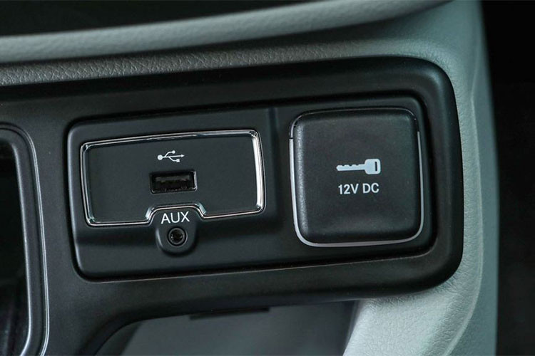 Về động cơ, Jeep Renegade tại châu Âu có các phiên bản động cơ gồm xăng 1.0L cho công suất tối đa 120 mã lực, 1.3L cho công suất tối đa 150 hoặc 180 mã lực (tùy phiên bản). Động cơ dầu 1.6L cho công suất tối đa 120 mã lực và 2.0L cho công suất tối đa 140 hoặc 170 mã lực (tùy phiên bản). Xe có 3 lựa chọn hộp số gồm: Sàn 6 cấp (6 MT), tự động ly hợp kép 7 cấp (7 DCT) và tự động 9 cấp (9 AT).