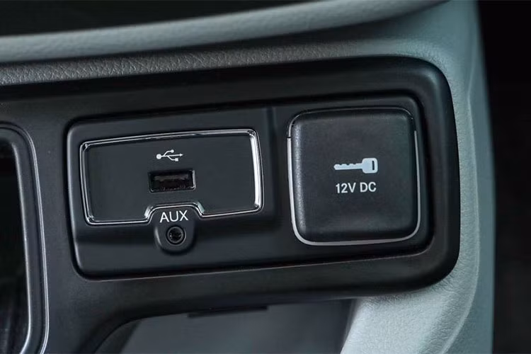 Về động cơ, Jeep Renegade tại châu Âu có các phiên bản động cơ gồm xăng 1.0L cho công suất tối đa 120 mã lực, 1.3L cho công suất tối đa 150 hoặc 180 mã lực (tùy phiên bản). Động cơ dầu 1.6L cho công suất tối đa 120 mã lực và 2.0L cho công suất tối đa 140 hoặc 170 mã lực (tùy phiên bản). Xe có 3 lựa chọn hộp số gồm: Sàn 6 cấp (6 MT), tự động ly hợp kép 7 cấp (7 DCT) và tự động 9 cấp (9 AT).