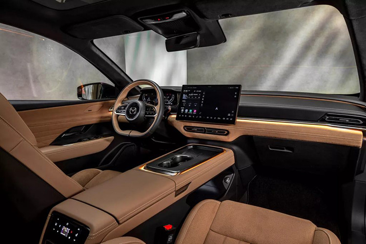 Chiếc CUV nhỏ gọn này sẽ là sản phẩm thứ hai dưới sự hợp tác giữa Mazda và Changan, sau mẫu sedan 6e (được bán với tên gọi EZ-6 tại Trung Quốc). Do đó, nó có thể sẽ chia sẻ nền tảng với mẫu SUV Deepal S07, có cả phiên bản chạy hoàn toàn bằng điện và phiên bản mở rộng phạm vi hoạt động (EREV).