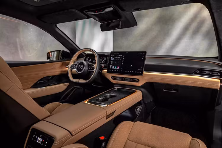 Chiếc CUV nhỏ gọn này sẽ là sản phẩm thứ hai dưới sự hợp tác giữa Mazda và Changan, sau mẫu sedan 6e (được bán với tên gọi EZ-6 tại Trung Quốc). Do đó, nó có thể sẽ chia sẻ nền tảng với mẫu SUV Deepal S07, có cả phiên bản chạy hoàn toàn bằng điện và phiên bản mở rộng phạm vi hoạt động (EREV).