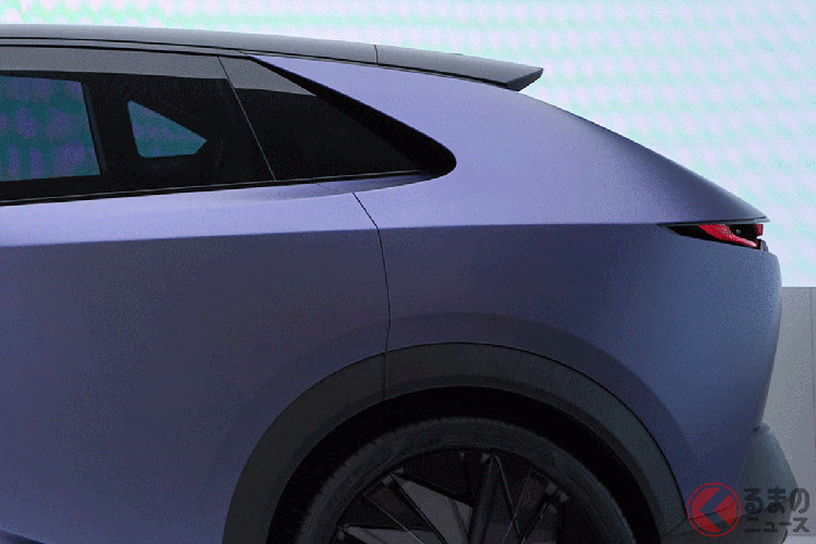 Về thiết kế, Mazda CX-6e có thể sẽ được lấy cảm hứng từ mẫu concept Arata với lưới tản nhiệt kín, cụm đèn pha và gương chiếu hậu ở dạng sản xuất thương mại, cùng tay nắm cửa ẩn giúp tăng tính khí động học. Đường dốc mái được tạo hình mượt mà, nắp ca-pô có lỗ thông gió và các trụ đỡ góp phần cải thiện tính khí động học, yếu tố rất quan trọng đối với xe điện gầm cao. Ngoài ra, CX-6e có thể là một trong những mẫu xe Mazda đầu tiên sở hữu logo phẳng và đơn giản mới của thương hiệu.