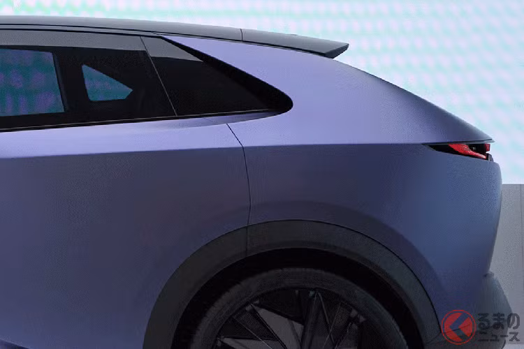 Về thiết kế, Mazda CX-6e có thể sẽ được lấy cảm hứng từ mẫu concept Arata với lưới tản nhiệt kín, cụm đèn pha và gương chiếu hậu ở dạng sản xuất thương mại, cùng tay nắm cửa ẩn giúp tăng tính khí động học. Đường dốc mái được tạo hình mượt mà, nắp ca-pô có lỗ thông gió và các trụ đỡ góp phần cải thiện tính khí động học, yếu tố rất quan trọng đối với xe điện gầm cao. Ngoài ra, CX-6e có thể là một trong những mẫu xe Mazda đầu tiên sở hữu logo phẳng và đơn giản mới của thương hiệu.