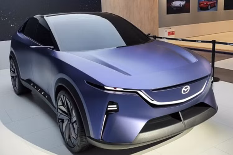 Bên trong, Mazda CX-6e có thể sẽ chia sẻ các thành phần chính với mẫu sedan 6e, chẳng hạn như cụm đồng hồ kỹ thuật số 10,2 inch, màn hình hiển thị thông tin trên kính chắn gió và màn hình cảm ứng 14,6 inch cho hệ thống thông tin giải trí.