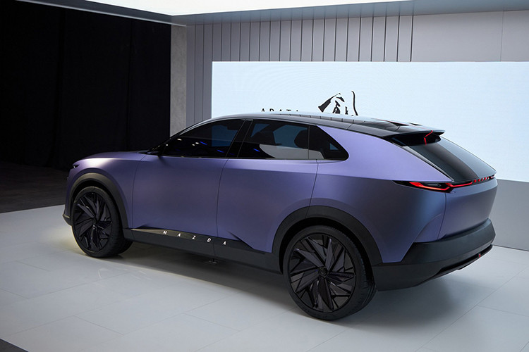 Giống như các thành viên khác trong dòng xe CUV đang phát triển của Mazda, cabin của CX-6e sẽ được hoàn thiện từ các vật liệu chất lượng cao, phù hợp với định vị cao cấp hơn của thương hiệu. Xe có thể sẽ có kích thước tương tự như Deepal S07 với chiều dài 4.750 mm và chiều dài cơ sở 2.900 mm. Số đo này đưa nó vào cùng phạm vi kích thước với Tesla Model Y mới được nâng cấp và Mazda CX-60 thuần xăng.