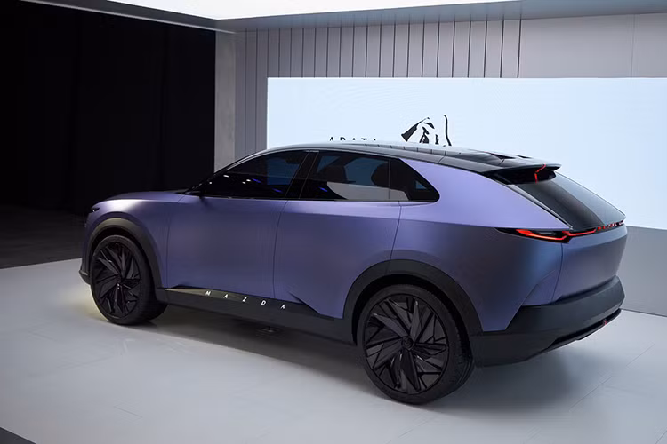 Giống như các thành viên khác trong dòng xe CUV đang phát triển của Mazda, cabin của CX-6e sẽ được hoàn thiện từ các vật liệu chất lượng cao, phù hợp với định vị cao cấp hơn của thương hiệu. Xe có thể sẽ có kích thước tương tự như Deepal S07 với chiều dài 4.750 mm và chiều dài cơ sở 2.900 mm. Số đo này đưa nó vào cùng phạm vi kích thước với Tesla Model Y mới được nâng cấp và Mazda CX-60 thuần xăng.