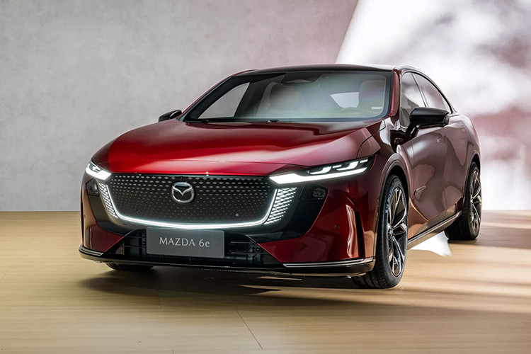 Sự thay đổi này đã bắt đầu với việc ra mắt Mazda EZ-6, một mẫu sedan điện có nguồn gốc từ một mẫu xe Trung Quốc. Hiện tại, mẫu xe này đã có sẵn tại Trung Quốc và sẽ sớm được giới thiệu tại châu Âu với tên gọi 6e với hai tùy chọn công suất.
