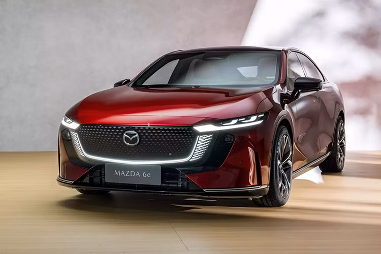 Sự thay đổi này đã bắt đầu với việc ra mắt Mazda EZ-6, một mẫu sedan điện có nguồn gốc từ một mẫu xe Trung Quốc. Hiện tại, mẫu xe này đã có sẵn tại Trung Quốc và sẽ sớm được giới thiệu tại châu Âu với tên gọi 6e với hai tùy chọn công suất.