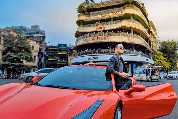 Mấy ngày gần đây, nam ca sĩ Tuấn Hưng đã đem siêu xe Ferrari 488 GTB mới nhất trong bộ sưu tập xe của mình đi “spa” để đón giáng sinh và năm mới. Cũng nhân dịp này, nam ca sĩ đã chia sẻ đôi điều về niềm đam mê siêu xe của mình trên mạng xã hội.