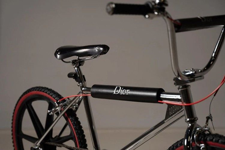 Khác với hai mẫu xe trước đó, bộ mâm và lốp của phiên bản này cũng được sơn màu trắng đồng nhất với thân xe. Phiên bản xe đạp Dior Oblique này được bán với số lượng 150 chiếc trên toàn thế giới.