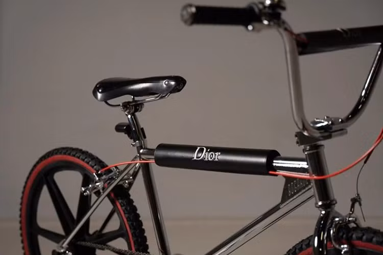 Khác với hai mẫu xe trước đó, bộ mâm và lốp của phiên bản này cũng được sơn màu trắng đồng nhất với thân xe. Phiên bản xe đạp Dior Oblique này được bán với số lượng 150 chiếc trên toàn thế giới.