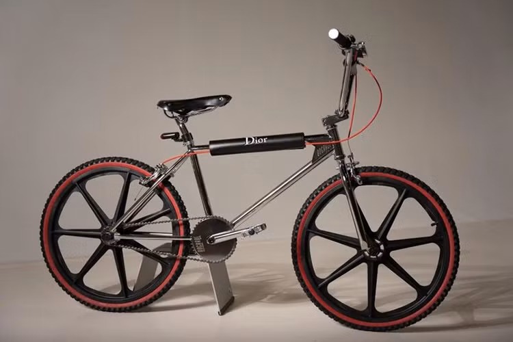 Mặc dù là nhà mốt hàng đầu trong lĩnh vực may mặc, tuy nhiên, thương hiệu thời trang Dior lại có ít kinh nghiệm trong việc sản xuất xe đạp.