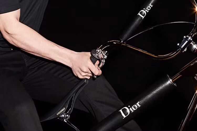 Khung, phuộc, vành, tay lái đều có màu vàng đặc trưng của Dior. Thay vì vành đúc như phiên bản trước, mẫu xe này được trang bị bộ vành nan hoa kiểu cổ điển. Số lượng xe được sản xuất của phiên bản này cũng rất hạn chế, chỉ 100 chiếc trên toàn thế giới.