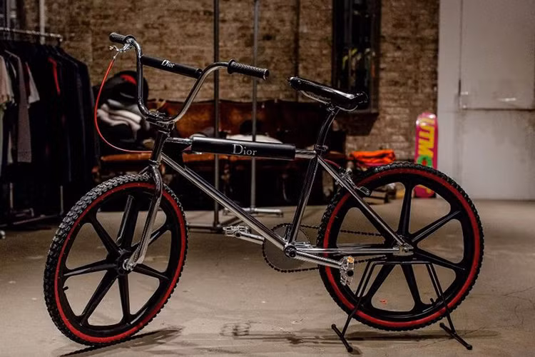 Chiec xe dap dia hinh Dior dat ngang oto Toyota Veloz Cross 