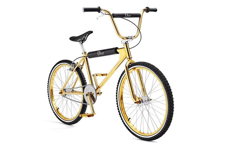 Chiếc xe ra mắt đầu tiên có màu đen với các điểm nhấn màu đỏ ở bộ vành đúc và dây phanh, đi kèm với logo Dior gắn trên khung sườn xe và ghi đông. Phiên bản này có số lượng giới hạn chỉ 70 chiếc.
